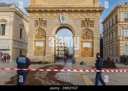 Montpellier, Francia, 2024. La polizia tiene d'occhio le cose dopo che gli incendi accesi dai contadini arrabbiati sono stati messi davanti all'arco del trionfo Foto Stock