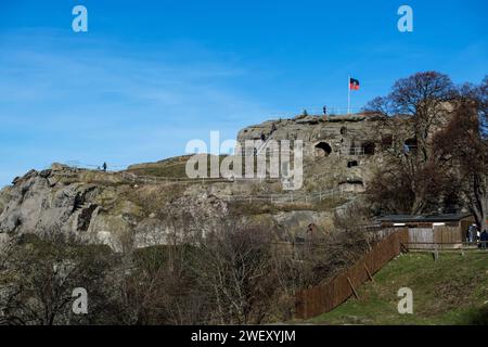 27.01.2024 BEI Blankenburg im Landkreis Harz in Sachsen-Anhalt gehen Menschen auf der Burgruine Regenstein spazieren. Blankenburg Sachsen-Anhalt Deutschland *** 27 01 2024 vicino a Blankenburg nel distretto di Harz in Sassonia Anhalt la gente va a fare una passeggiata sulle rovine del castello Regenstein Blankenburg Sassonia Anhalt Germania Foto Stock