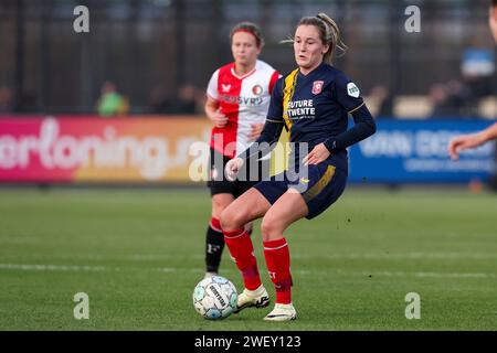 Rotterdam, Niederlande. 27 gennaio 2024. ROTTERDAM, PAESI BASSI - GENNAIO 27: Wieke Kaptein dell'FC Twente tira il pallone durante l'Azerion Vrouwen Eredivisie match tra Feyenoord e FC Twente allo Sportcomplex Varkenoord il 27 gennaio 2024 a Rotterdam, Paesi Bassi (foto di Hans van der Valk/Orange Pictures) credito: dpa/Alamy Live News Foto Stock