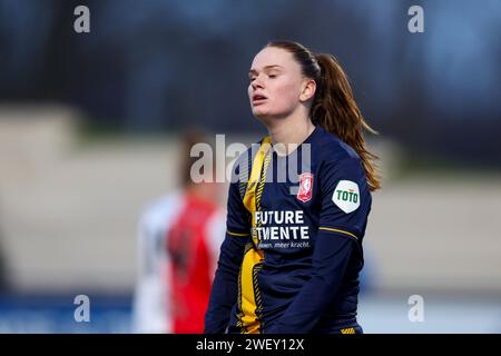 Rotterdam, Niederlande. 27 gennaio 2024. ROTTERDAM, PAESI BASSI - GENNAIO 27: Liz Rijsbergen dell'FC Twente è delusa durante l'Azerion Vrouwen Eredivisie match tra Feyenoord e FC Twente allo Sportcomplex Varkenoord il 27 gennaio 2024 a Rotterdam, Paesi Bassi (foto di Hans van der Valk/Orange Pictures) credito: dpa/Alamy Live News Foto Stock