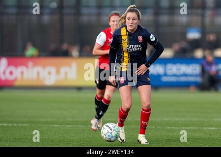 Rotterdam, Niederlande. 27 gennaio 2024. ROTTERDAM, PAESI BASSI - GENNAIO 27: Wieke Kaptein dell'FC Twente guarda al match Azerion Vrouwen Eredivisie tra Feyenoord e FC Twente allo Sportcomplex Varkenoord il 27 gennaio 2024 a Rotterdam, Paesi Bassi (foto di Hans van der Valk/Orange Pictures) credito: dpa/Alamy Live News Foto Stock