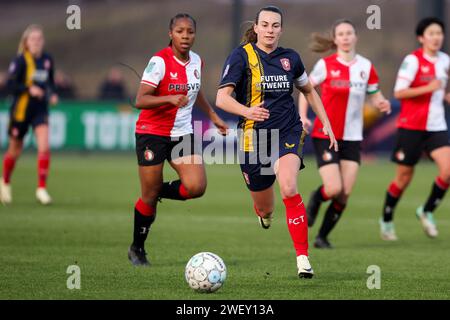 Rotterdam, Niederlande. 27 gennaio 2024. ROTTERDAM, PAESI BASSI - GENNAIO 27: Renate Jansen dell'FC Twente corre con il pallone durante l'Azerion Vrouwen Eredivisie match tra Feyenoord e FC Twente allo Sportcomplex Varkenoord il 27 gennaio 2024 a Rotterdam, Paesi Bassi (foto di Hans van der Valk/Orange Pictures) credito: dpa/Alamy Live News Foto Stock