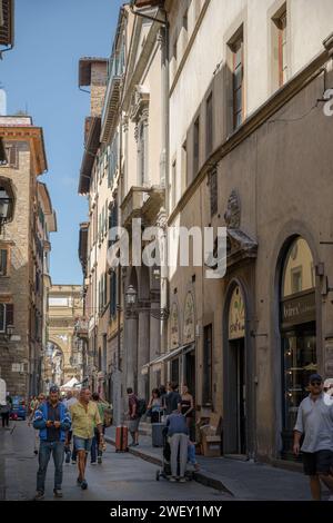 Firenze, Italia — 1 settembre 2023. Una foto in formato verticale di una strada laterale di Firenze traboccante di turisti. Foto Stock