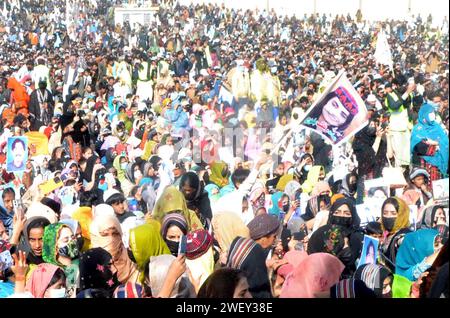 Un gran numero di sostenitori del Baloch Solidarity Committee si riuniscono per partecipare alla riunione pubblica in relazione al recupero delle persone scomparse, tenutasi presso lo Shahwani Stadium di Quetta sabato 27 gennaio 2024. Foto Stock