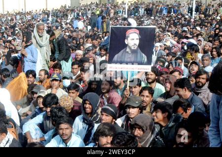 Un gran numero di sostenitori del Baloch Solidarity Committee si riuniscono per partecipare alla riunione pubblica in relazione al recupero delle persone scomparse, tenutasi presso lo Shahwani Stadium di Quetta sabato 27 gennaio 2024. Foto Stock