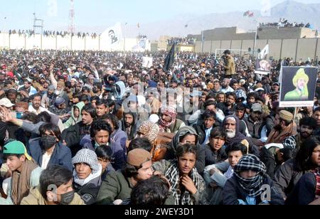 Un gran numero di sostenitori del Baloch Solidarity Committee si riuniscono per partecipare alla riunione pubblica in relazione al recupero delle persone scomparse, tenutasi presso lo Shahwani Stadium di Quetta sabato 27 gennaio 2024. Foto Stock