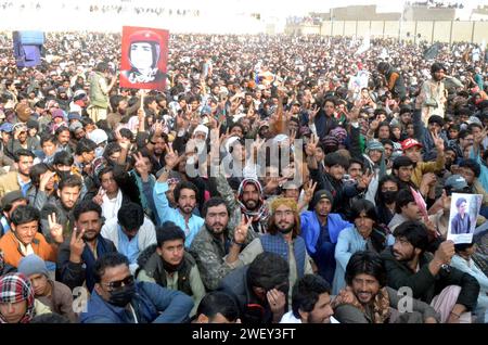 Un gran numero di sostenitori del Baloch Solidarity Committee si riuniscono per partecipare alla riunione pubblica in relazione al recupero delle persone scomparse, tenutasi presso lo Shahwani Stadium di Quetta sabato 27 gennaio 2024. Foto Stock