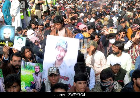 Un gran numero di sostenitori del Baloch Solidarity Committee si riuniscono per partecipare alla riunione pubblica in relazione al recupero delle persone scomparse, tenutasi presso lo Shahwani Stadium di Quetta sabato 27 gennaio 2024. Foto Stock