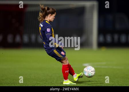 Rotterdam, Niederlande. 27 gennaio 2024. ROTTERDAM, PAESI BASSI - GENNAIO 27: Marisa Olislagers dell'FC Twente tira il pallone durante l'Azerion Vrouwen Eredivisie match tra Feyenoord e FC Twente allo Sportcomplex Varkenoord il 27 gennaio 2024 a Rotterdam, Paesi Bassi (foto di Hans van der Valk/Orange Pictures) credito: dpa/Alamy Live News Foto Stock