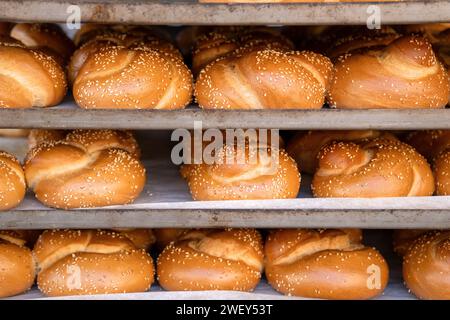 Hala tradizionale pane israeliano sugli scaffali Foto Stock