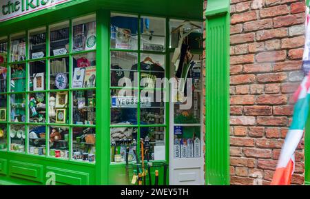 Derry City, Co Londonderry, N Ireland, settembre 27 2023 - The Irish Shop in the Craft Village, Derry Foto Stock