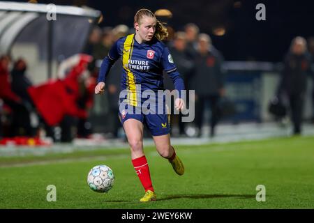 Rotterdam, Niederlande. 27 gennaio 2024. ROTTERDAM, PAESI BASSI - GENNAIO 27: Leonie Vliek del FC Twente corre con la palla durante l'Azerion Vrouwen Eredivisie match tra Feyenoord e FC Twente allo Sportcomplex Varkenoord il 27 gennaio 2024 a Rotterdam, Paesi Bassi (foto di Hans van der Valk/Orange Pictures) credito: dpa/Alamy Live News Foto Stock