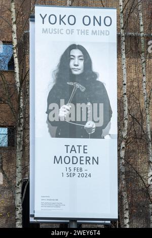 Banner all'esterno della galleria d'arte Tate Modern che pubblicizza la mostra Yoko Ono Music of the Mind a partire da febbraio 2024, Southbank a Londra, Inghilterra, Regno Unito Foto Stock