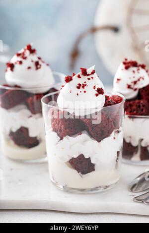 Torta di velluto rosso in tazza, idea di dolce semplice o individuale con glassa al formaggio spalmabile e panna montata Foto Stock