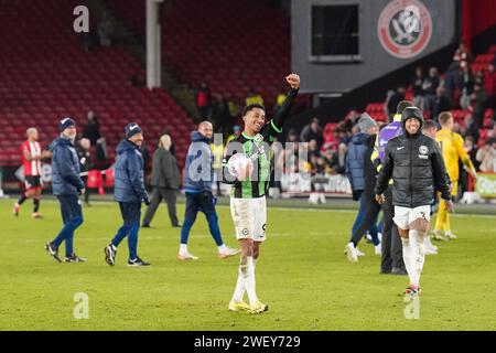 Sheffield, Regno Unito. 27 gennaio 2024. L'attaccante di Brighton & Hove Albion Joao Pedro (9) festeggia la sua tripletta e la vittoria del 5-2 con la palla di fronte a tifosi e gesti durante la partita Sheffield United FC vs Brighton & Hove Albion FC Emirates fa Cup 4° round a Bramall Lane, Sheffield, Inghilterra, Regno Unito il 27 gennaio 2024 Credit: Every Second Media/Alamy Live News Foto Stock