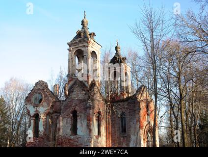 Antica chiesa fatiscente. Regione di Tver, la città di Rzhev. Foto Stock
