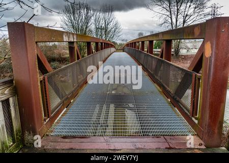 Primo piano di un vecchio ponte di metallo che attraversa il Green River nel Kent, Washington. Foto Stock