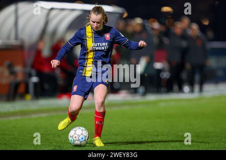 Rotterdam, Niederlande. 27 gennaio 2024. ROTTERDAM, PAESI BASSI - GENNAIO 27: Leonie Vliek del FC Twente tira il pallone durante l'Azerion Vrouwen Eredivisie match tra Feyenoord e FC Twente allo Sportcomplex Varkenoord il 27 gennaio 2024 a Rotterdam, Paesi Bassi (foto di Hans van der Valk/Orange Pictures) credito: dpa/Alamy Live News Foto Stock