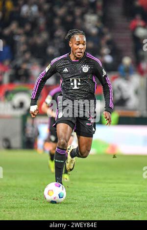 Mathys Tel (39 FC Bayern) in Aktion beim Bundesligaspiel FC Augsburg - FC Bayern M?nchen am 27.01.2024. ***I regolamenti DFL e DFB vietano qualsiasi uso di fotografie come sequenze di immagini e/o quasi-video.*** Foto Stock