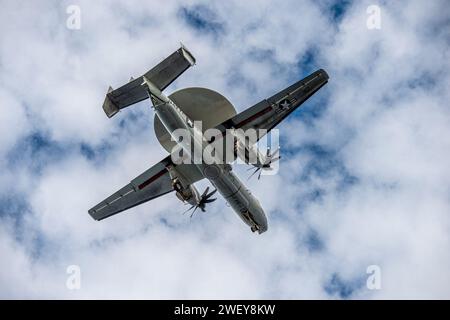 Un e-2C Hawkeye vola sopra la portaerei USS Nimitz durante le operazioni di routine nel Mar Cinese meridionale, 31 gennaio 2023. Foto Stock