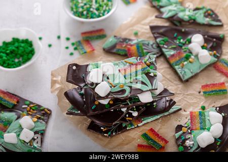 Divertente corteccia di cioccolato per la giornata di Saint Patricks con cioccolato verde, caramelle arcobaleno e spruzzi Foto Stock