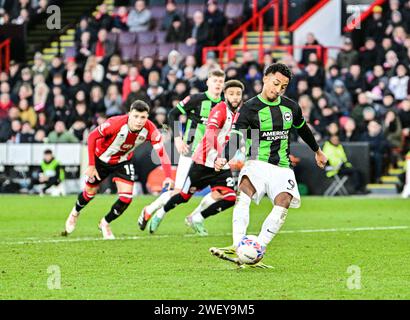 Bramall Lane, Sheffield, Regno Unito. 27 gennaio 2024. Fa Cup Fourth Round Football, Sheffield United contro Brighton e Hove Albion; Joao Pedro di Brighton segna dal penalto macchiato al 52° minuto per riprendere il comando per Brighton 2-3 credito: Action Plus Sports/Alamy Live News Foto Stock