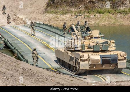 Un carro armato principale M1A2 Abrams attraversa un ponte a nastro migliorato durante un passaggio come parte della Remagen Ready a Fort Hood, Texas, 26 ottobre 2022. Foto Stock