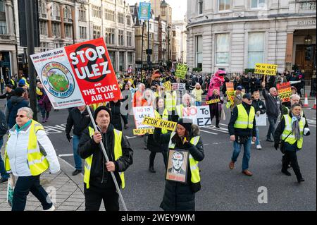 Londra, Regno Unito. 27 gennaio 2024. Protesta contro l'estensione della zona a bassissima emissione (ULEZ). I manifestanti marciano da Trafalgar Square a Downing Street. Crediti: Andrea Domeniconi/Alamy Live News Foto Stock