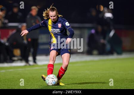 Rotterdam, Niederlande. 27 gennaio 2024. ROTTERDAM, PAESI BASSI - GENNAIO 27: Leonie Vliek del FC Twente tira il pallone durante l'Azerion Vrouwen Eredivisie match tra Feyenoord e FC Twente allo Sportcomplex Varkenoord il 27 gennaio 2024 a Rotterdam, Paesi Bassi (foto di Hans van der Valk/Orange Pictures) credito: dpa/Alamy Live News Foto Stock