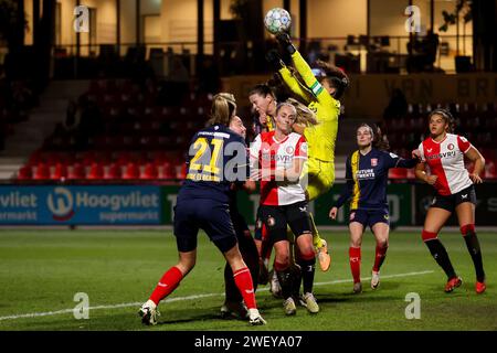 Rotterdam, Niederlande. 27 gennaio 2024. ROTTERDAM, PAESI BASSI - GENNAIO 27: Il portiere Jacintha Weinar di Feyenoord salva il 27 gennaio 2024 a Rotterdam, Paesi Bassi (foto di Hans van der Valk/Orange Pictures) Foto Stock