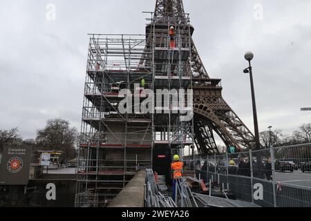 Parigi, Francia. 25 gennaio 2024. © PHOTOPQR/LE PARISIEN/pH Lavieille ; PARIGI ; 25/01/2024 ; refection des Statues su le Pont d'Iena. JO 2024 JEUX OLYMPIQUES 2024 PARIS 2024 Paris, France, jan 25th 2024 ricostruzione delle statue sul Pont d'Iena in preparazione dei Giochi Olimpici di Parigi 2024 *** didascalia locale *** 75/JO 2024 Credit: MAXPPP/Alamy Live News Foto Stock