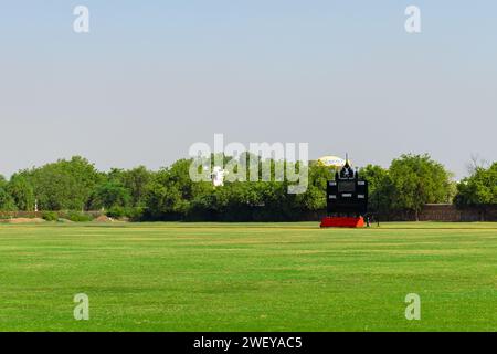 il campo di polo con erba verde e cielo blu luminoso durante il giorno viene scattata un'immagine a jodhpur rajasthan india. Foto Stock