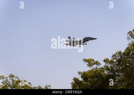Gli aerei da combattimento militari in arrivo per l'atterraggio all'aeroporto durante il giorno il video viene preso a jaipur rajasthan india il 21 gennaio 2024. Foto Stock