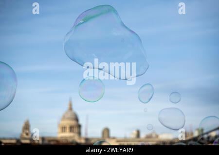 Londra, Regno Unito. 27 gennaio 2024. Le bolle di sapone create da un artista di strada intratterranno i turisti fuori dal Tate Modern, adiacente al Tamigi. Crediti: Stephen Chung / Alamy Live News Foto Stock