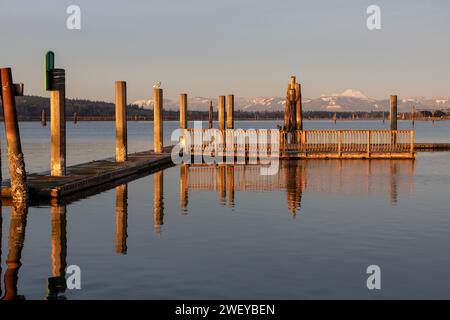 Molo sul lungomare di Everett Washington con il monte Baker sullo sfondo al tramonto Foto Stock