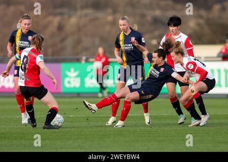 Rotterdam, Niederlande. 27 gennaio 2024. ROTTERDAM, PAESI BASSI - GENNAIO 27: Renate Jansen dell'FC Twente si batte per il pallone con Esmee de Graaf del Feyenoord, Sisca Folkertsma del Feyenoord durante l'Azerion Vrouwen Eredivisie match tra Feyenoord e FC Twente allo Sportcomplex Varkenoord il 27 gennaio 2024 a Rotterdam, Paesi Bassi (foto di Hans van der Valk/Orange Pictures) credito: dpa/Alamy Live News Foto Stock