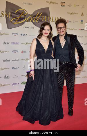 Milana Weidmann e Patrick Sass Ankunft zum 26. Presseball Berlin im Hotel Titanic a Berlino, AM 27.01.2024 26. Presseball Berlin *** Milana Weidmann e Patrick Sass arrivano al 26 Press Ball Berlin all'Hotel Titanic di Berlino, il 27 01 2024 26 Press Ball Berlin Photopress Mueller Foto Stock
