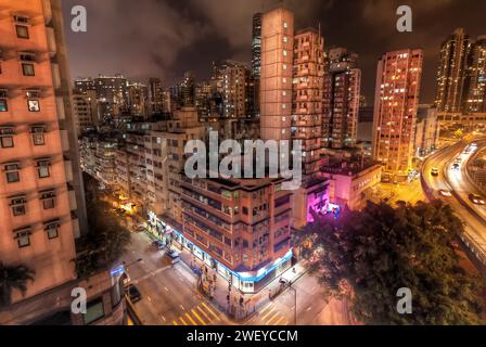 Hong Kong - 04 maggio 2016 - Vista aerea notturna sul tetto delle strade Dystopian con luci al neon e grattacieli di cemento a Yau ma Tei, Hong Kong Foto Stock