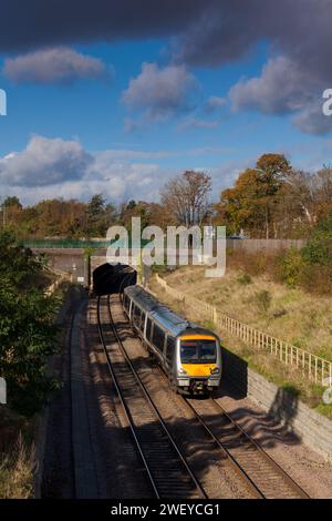 Chiltern Railways classe 168 treno clubman che lascia Wolvercote Tunnel, Oxford, Regno Unito con un treno Marylebone per Oxford Foto Stock
