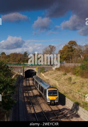 Chiltern Railways classe 168 clubman treno 168219 che lascia Wolvercote Tunnel, Oxford, Regno Unito con un treno Marylebone per Oxford Foto Stock