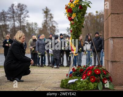 27 gennaio 2024, Brandeburgo, Fürstenberg/Havel: Il ministro federale dell'interno Nancy Faeser (SPD) si inginocchia alla cerimonia di posa della corona al memoriale "Tragende" al Ravensbrück Memorial. Nell'ottobre 2005, le Nazioni Unite hanno proclamato il gennaio 27 come giornata della memoria dell'Olocausto. Il 27 gennaio 1945, i soldati dell'Armata Rossa liberarono i sopravvissuti del campo di concentramento e sterminio tedesco di Auschwitz nella Polonia occupata. Foto: Monika Skolimowska/dpa Foto Stock