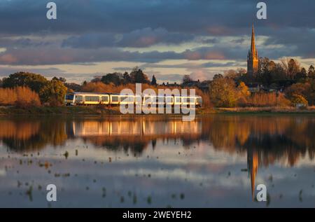 Chiltern Railways classe 168 Clubman treno riflesso nei campi allagati a Kings Sutton, Northamptonshire, Regno Unito Foto Stock