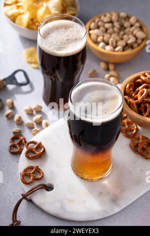 Cocktail nero e abbronzante con birra chiara e stout scura, idea tradizionale di cocktail stout Foto Stock