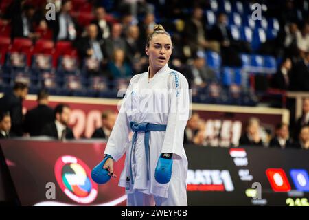 Parigi, Francia. 26 gennaio 2024. Lea Avazeri (Blu) dalla Francia compete nella categoria Kumite 61kg. Il Paris Open Karaté 2024, organizzato dalla World Karaté Federation e dalla French Karaté Federation, si svolge dal 26 al 28 gennaio allo Stadio Pierre de Coubertin di Parigi. Il primo giorno della competizione ha avuto il Round Robin di Kumite e Kata individuale nelle categorie maschile 75kg, 60kg e 84kg e femminile 61kg e 50kg. Credito: SOPA Images Limited/Alamy Live News Foto Stock