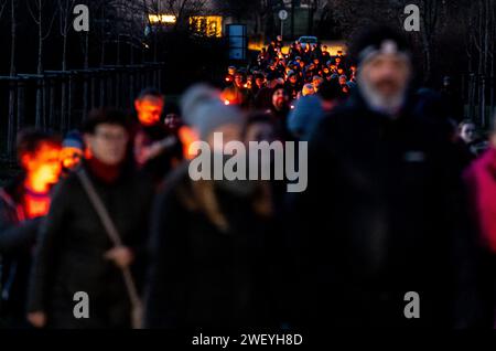 Terezin, Repubblica Ceca. 27 gennaio 2024. Parade of Lights, evento commemorativo in occasione della giornata internazionale della memoria dell'Olocausto a Terezin, Repubblica Ceca, 27 gennaio 2024. Crediti: Ondrej Hajek/CTK Photo/Alamy Live News Foto Stock