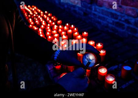 Terezin, Repubblica Ceca. 27 gennaio 2024. Parade of Lights, evento commemorativo in occasione della giornata internazionale della memoria dell'Olocausto a Terezin, Repubblica Ceca, 27 gennaio 2024. Crediti: Ondrej Hajek/CTK Photo/Alamy Live News Foto Stock