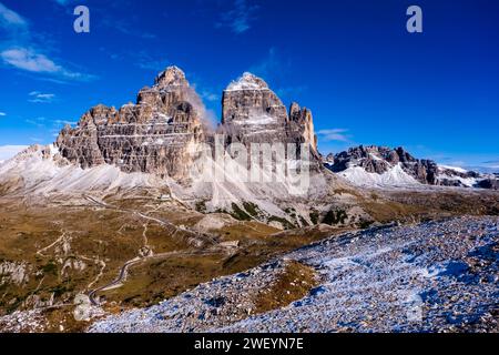 Le cime rocciose della formazione rocciosa tre Cime di Lavaredo e il rifugio Auronzo nel Parco Nazionale delle tre Cime. Cortina d Ampezzo Veneto Foto Stock