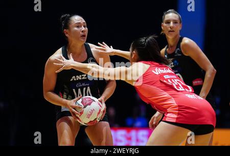 Whitney Souness della nuova Zelanda e Ellie Rattu dell'Inghilterra durante la partita della Vitality Netball Nations Cup 2024 alla prima Direct Arena di Leeds. Data immagine: Sabato 27 gennaio 2024. Foto Stock