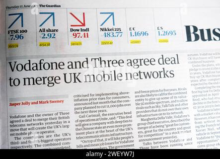 "Vodafone e tre concordano un accordo per la fusione delle reti mobili del Regno Unito" Guardian Newspaper headline business articolo 15 giugno 2023 Londra Inghilterra Regno Unito 15 giugno 2023 Foto Stock