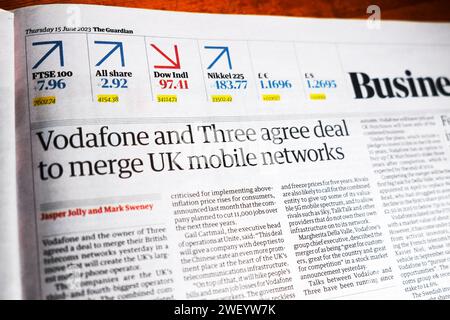 "Vodafone e tre concordano un accordo per la fusione delle reti mobili del Regno Unito" articolo del quotidiano Guardian 15 giugno 2023 Londra Inghilterra Regno Unito Gran Bretagna Foto Stock